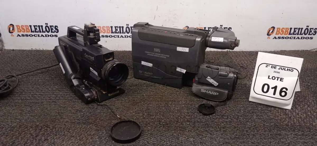 LOTE 016 - 02 FILMADORAS ANTIGAS MARCAS SHARP E NATIONAL. (NO ESTADO) ATENÇÃO! FAZER A VISITAÇÃO ANTES DE ARREMATAR, NÃO SABEMOS SE FUNCIONA, LEILÃO NÃO TEM GARANTIA E NEM DEVOLUÇÃO, SUJEITO A POSSÍVEIS AVARIAS VISÍVEIS/OCULTAS E/OU AUSÊNCIA DE COMPONENTES.