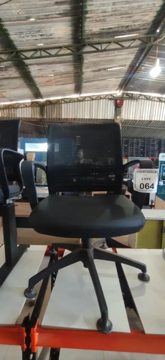 LOTE 064 - 01 CADEIRA PARA ESCRITÓRIO EXECUTIVA PRETA. (NO ESTADO) ATENÇÃO! FAZER A VISITAÇÃO ANTES DE ARREMATAR, NÃO SABEMOS SE FUNCIONA, LEILÃO NÃO TEM GARANTIA E NEM DEVOLUÇÃO, SUJEITO A POSSÍVEIS AVARIAS VISÍVEIS/OCULTAS E/OU AUSÊNCIA DE COMPONENTES.