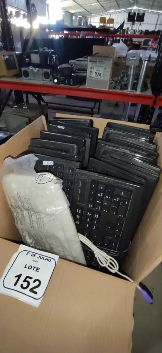 LOTE 152 - 01 LOTE COM GRANDE QUANTIDADE DE TECLADOS DE PC DE MARCAS E MODELOS DIVERSOS. (NO ESTADO) ATENÇÃO! FAZER A VISITAÇÃO ANTES DE ARREMATAR, NÃO SABEMOS SE FUNCIONA, LEILÃO NÃO TEM GARANTIA E NEM DEVOLUÇÃO, SUJEITO A POSSÍVEIS AVARIAS VISÍVEIS/OCULTAS E/OU AUSÊNCIA DE COMPONENTES.