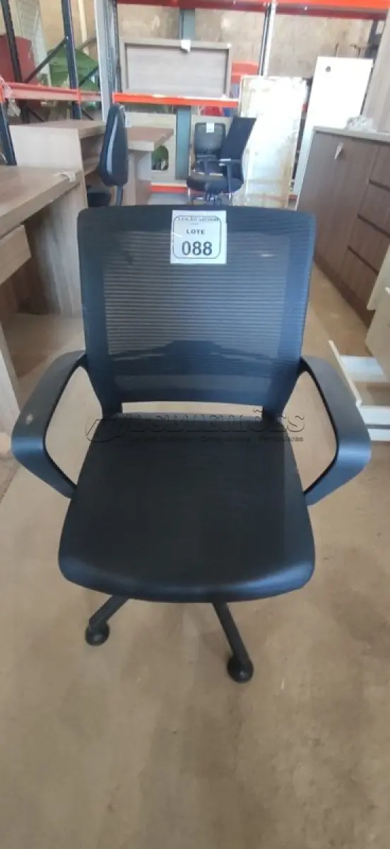 LOTE 088 - 01 CADEIRA PARA ESCRITÓRIO EXECUTIVA PRETA. (NO ESTADO) ATENÇÃO! FAZER A VISITAÇÃO ANTES DE ARREMATAR, NÃO SABEMOS SE FUNCIONA, LEILÃO NÃO TEM GARANTIA E NEM DEVOLUÇÃO, SUJEITO A POSSÍVEIS AVARIAS VISÍVEIS/OCULTAS E/OU AUSÊNCIA DE COMPONENTES.