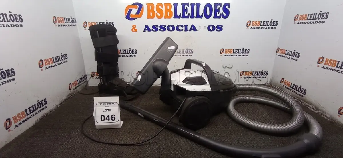 LOTE 046 - 01 ASPIRADOR DE PÓ 220V MARCA ELECTROLUX E 01 BOTA ORTOPÉDICA MARCA MERCUR. (NO ESTADO) ATENÇÃO! FAZER A VISITAÇÃO ANTES DE ARREMATAR, NÃO SABEMOS SE FUNCIONA, LEILÃO NÃO TEM GARANTIA E NEM DEVOLUÇÃO, SUJEITO A POSSÍVEIS AVARIAS VISÍVEIS/OCULTAS E/OU AUSÊNCIA DE COMPONENTES.