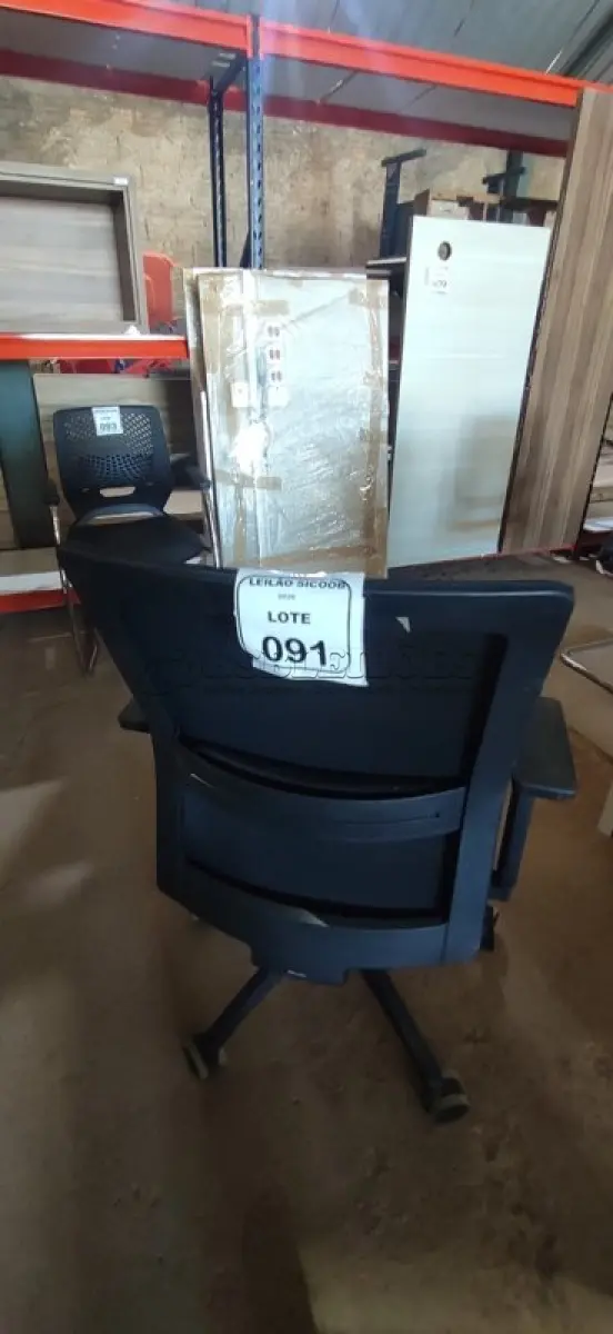 LOTE 091 - 01 CADEIRA PARA ESCRITÓRIO GIRATÓRIA ERGONÔMICA MARELLI COM ENCOSTO EM TELA MESH PRETA. (NO ESTADO) ATENÇÃO! FAZER A VISITAÇÃO ANTES DE ARREMATAR, NÃO SABEMOS SE FUNCIONA, LEILÃO NÃO TEM GARANTIA E NEM DEVOLUÇÃO, SUJEITO A POSSÍVEIS AVARIAS VISÍVEIS/OCULTAS E/OU AUSÊNCIA DE COMPONENTES.