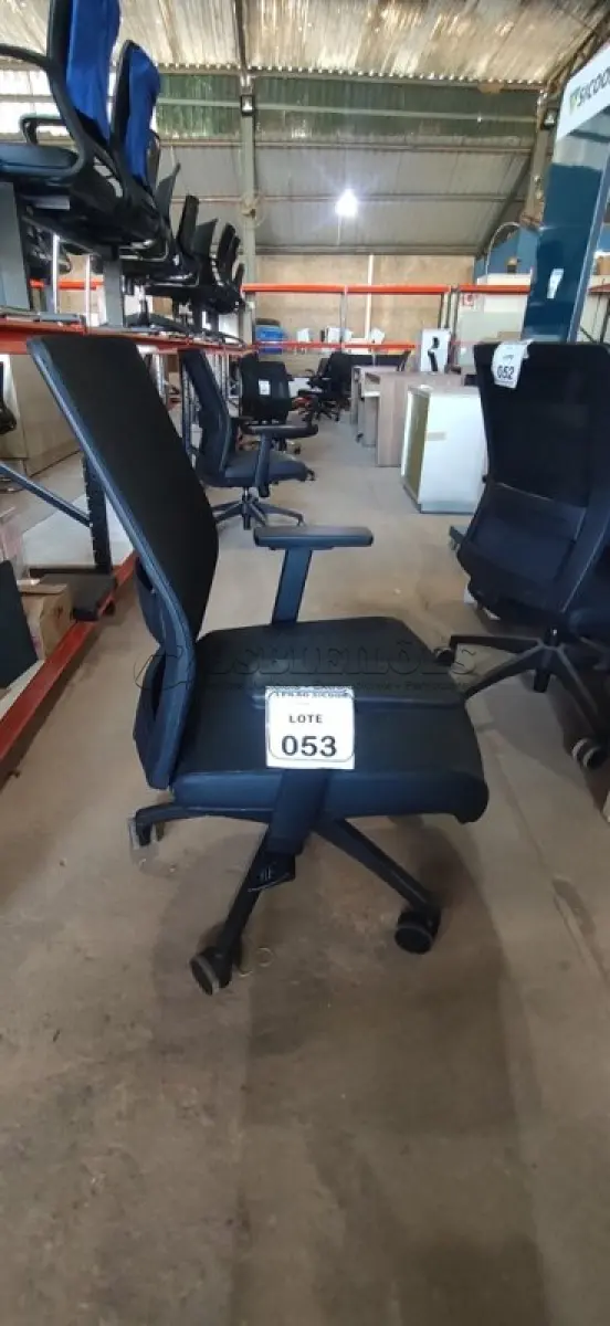 LOTE 053 - 01 CADEIRA PARA ESCRITÓRIO GIRATÓRIA ERGONÔMICA MARELLI COM ENCOSTO EM TELA MESH PRETA. (NO ESTADO) ATENÇÃO! FAZER A VISITAÇÃO ANTES DE ARREMATAR, NÃO SABEMOS SE FUNCIONA, LEILÃO NÃO TEM GARANTIA E NEM DEVOLUÇÃO, SUJEITO A POSSÍVEIS AVARIAS VISÍVEIS/OCULTAS E/OU AUSÊNCIA DE COMPONENTES.