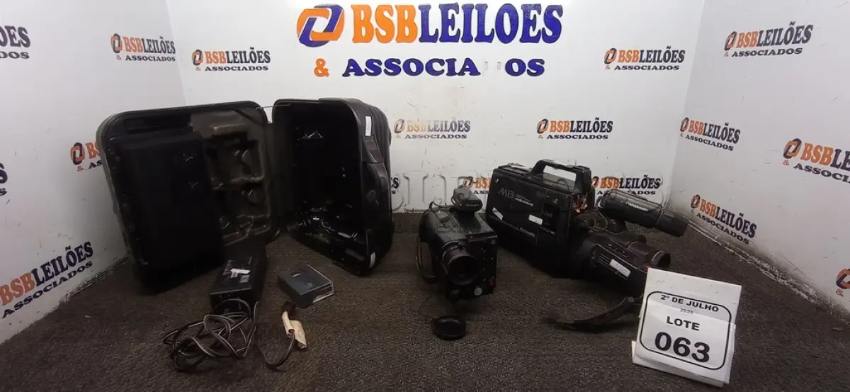 LOTE 063 - 01 FILMADORA ANTIGA MARCA PANASONIC E 01 FILMADORA MARCA SHARP COM CASE. (NO ESTADO) ATENÇÃO! FAZER A VISITAÇÃO ANTES DE ARREMATAR, NÃO SABEMOS SE FUNCIONA, LEILÃO NÃO TEM GARANTIA E NEM DEVOLUÇÃO, SUJEITO A POSSÍVEIS AVARIAS VISÍVEIS/OCULTAS E/OU AUSÊNCIA DE COMPONENTES.
