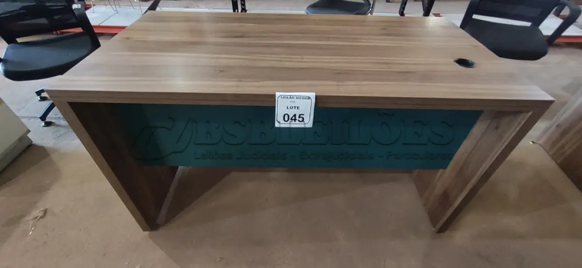 LOTE 045 - 01 MESA EM MADEIRA PARA ESCRITÓRIO COM GAVETA. (NO ESTADO) ATENÇÃO! FAZER A VISITAÇÃO ANTES DE ARREMATAR, NÃO SABEMOS SE FUNCIONA, LEILÃO NÃO TEM GARANTIA E NEM DEVOLUÇÃO, SUJEITO A POSSÍVEIS AVARIAS VISÍVEIS/OCULTAS E/OU AUSÊNCIA DE COMPONENTES.