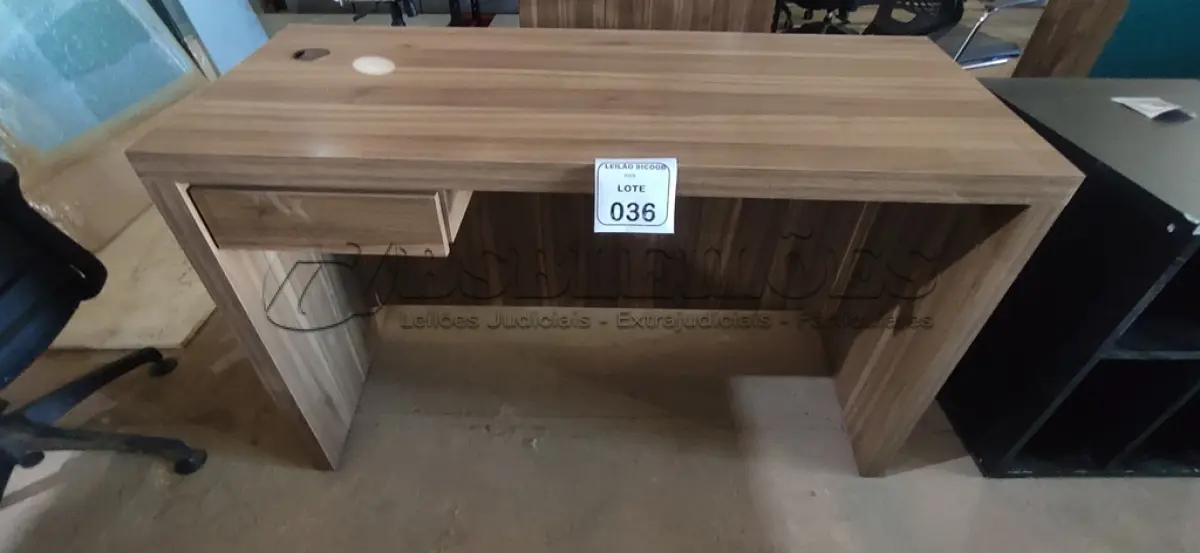 LOTE 036 - 01 MESA EM MADEIRA PARA ESCRITÓRIO COM GAVETA. (NO ESTADO) ATENÇÃO! FAZER A VISITAÇÃO ANTES DE ARREMATAR, NÃO SABEMOS SE FUNCIONA, LEILÃO NÃO TEM GARANTIA E NEM DEVOLUÇÃO, SUJEITO A POSSÍVEIS AVARIAS VISÍVEIS/OCULTAS E/OU AUSÊNCIA DE COMPONENTES.