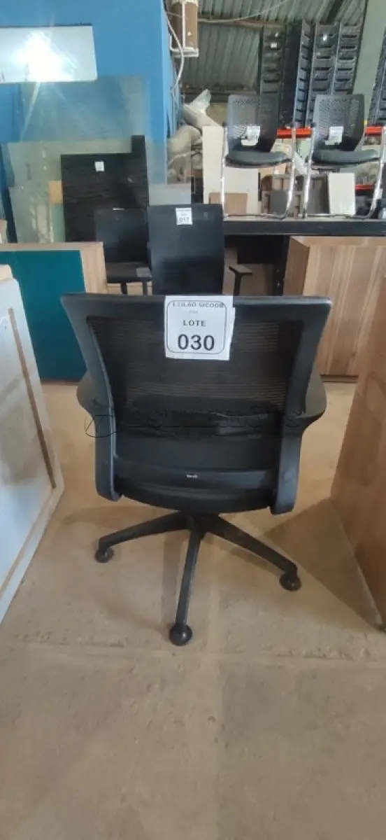 LOTE 030 - 01 CADEIRA PARA ESCRITÓRIO EXECUTIVA PRETA. (NO ESTADO) ATENÇÃO! FAZER A VISITAÇÃO ANTES DE ARREMATAR, NÃO SABEMOS SE FUNCIONA, LEILÃO NÃO TEM GARANTIA E NEM DEVOLUÇÃO, SUJEITO A POSSÍVEIS AVARIAS VISÍVEIS/OCULTAS E/OU AUSÊNCIA DE COMPONENTES.
