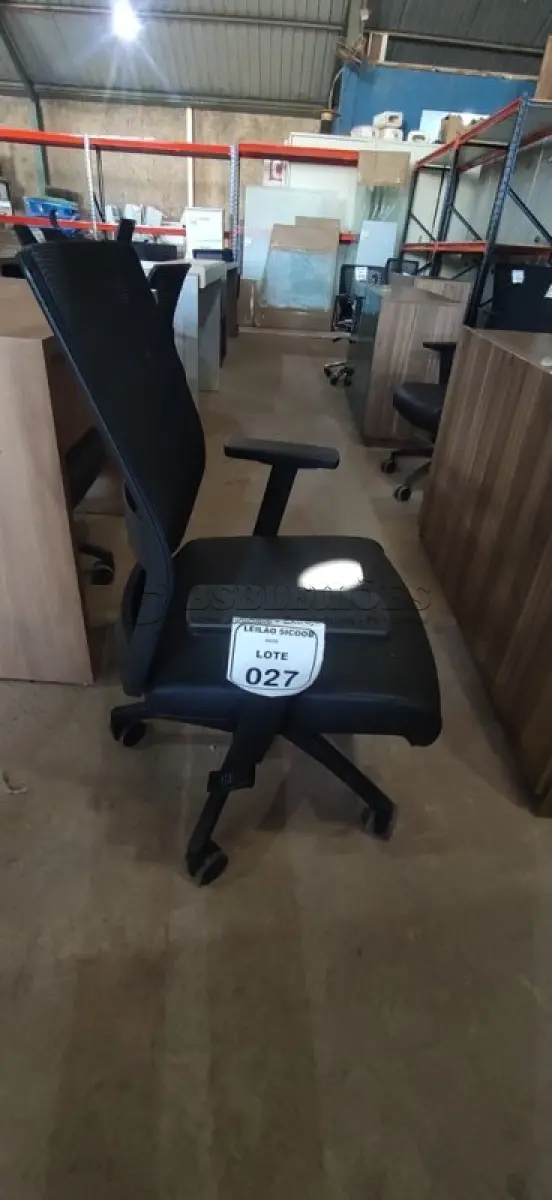 LOTE 027 - 01 CADEIRA PARA ESCRITÓRIO GIRATÓRIA ERGONÔMICA MARELLI COM ENCOSTO EM TELA MESH PRETA. (NO ESTADO) ATENÇÃO! FAZER A VISITAÇÃO ANTES DE ARREMATAR, NÃO SABEMOS SE FUNCIONA, LEILÃO NÃO TEM GARANTIA E NEM DEVOLUÇÃO, SUJEITO A POSSÍVEIS AVARIAS VISÍVEIS/OCULTAS E/OU AUSÊNCIA DE COMPONENTES.