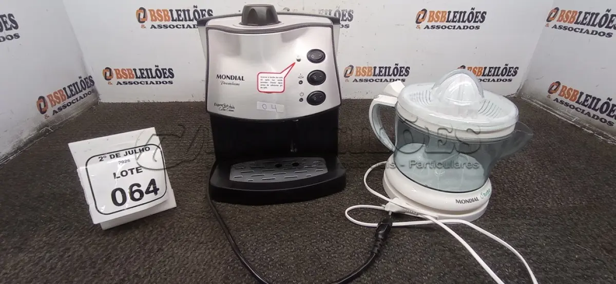 LOTE 064 - 01 MÁQUINA DE CAFÉ EXPRESSO MARCA MONDIAL E 01 ESPREMEDOR DE FRUTAS. (NO ESTADO) ATENÇÃO! FAZER A VISITAÇÃO ANTES DE ARREMATAR, NÃO SABEMOS SE FUNCIONA, LEILÃO NÃO TEM GARANTIA E NEM DEVOLUÇÃO, SUJEITO A POSSÍVEIS AVARIAS VISÍVEIS/OCULTAS E/OU AUSÊNCIA DE COMPONENTES.