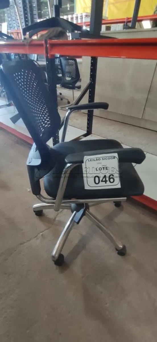 LOTE 046 - 01 CADEIRA PLAX METAL EXECUTIVA GIRATÓRIA COM BASE CROMADA. (NO ESTADO) ATENÇÃO! FAZER A VISITAÇÃO ANTES DE ARREMATAR, NÃO SABEMOS SE FUNCIONA, LEILÃO NÃO TEM GARANTIA E NEM DEVOLUÇÃO, SUJEITO A POSSÍVEIS AVARIAS VISÍVEIS/OCULTAS E/OU AUSÊNCIA DE COMPONENTES.