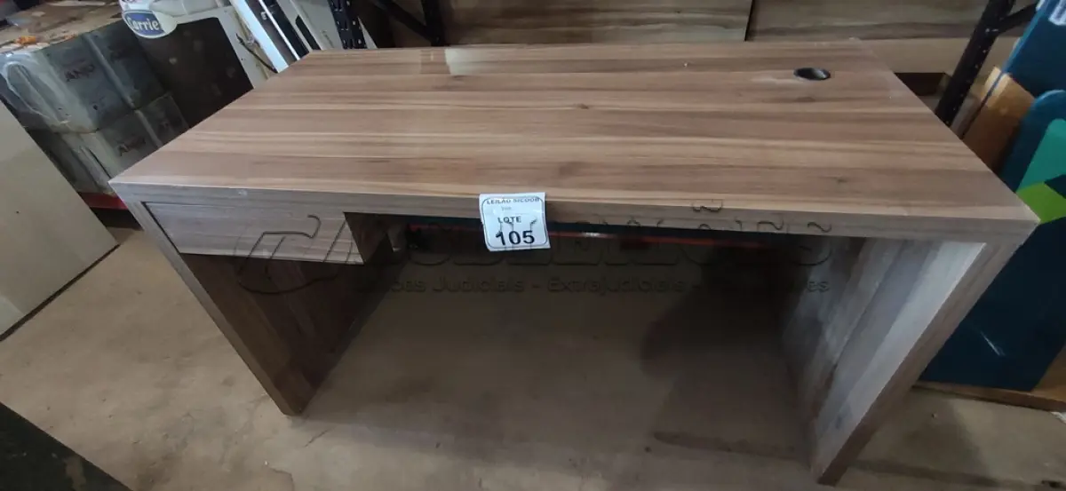 LOTE 105 - 01 MESA EM MADEIRA PARA ESCRITÓRIO COM GAVETA. (NO ESTADO) ATENÇÃO! FAZER A VISITAÇÃO ANTES DE ARREMATAR, NÃO SABEMOS SE FUNCIONA, LEILÃO NÃO TEM GARANTIA E NEM DEVOLUÇÃO, SUJEITO A POSSÍVEIS AVARIAS VISÍVEIS/OCULTAS E/OU AUSÊNCIA DE COMPONENTES.