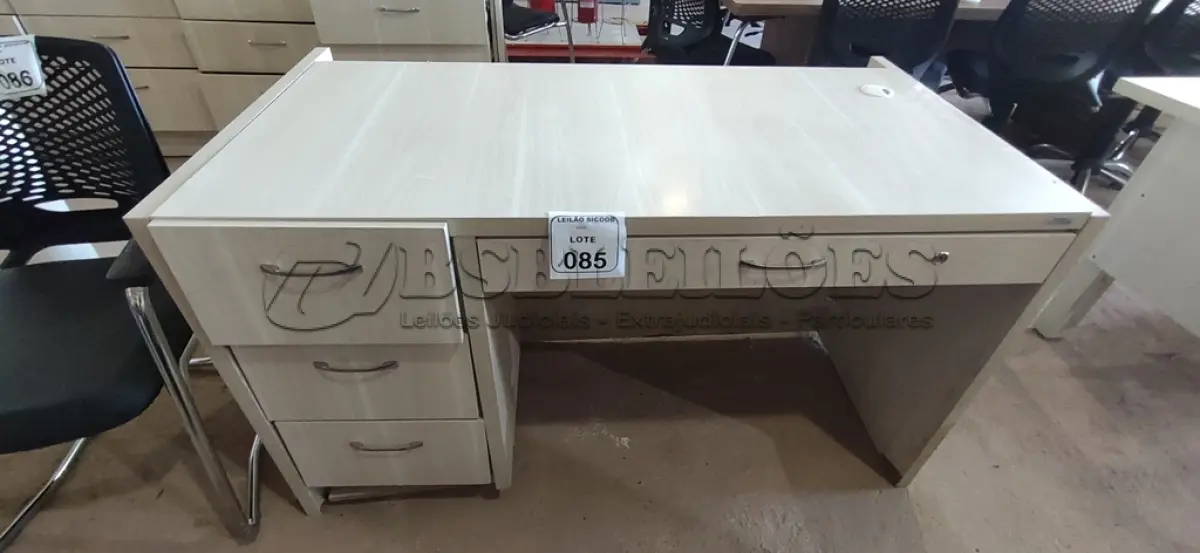 LOTE 085 - 01 MESA EM MADEIRA PARA ESCRITÓRIO/ CAIXA COM 04 GAVETAS. (NO ESTADO) ATENÇÃO! FAZER A VISITAÇÃO ANTES DE ARREMATAR, NÃO SABEMOS SE FUNCIONA, LEILÃO NÃO TEM GARANTIA E NEM DEVOLUÇÃO, SUJEITO A POSSÍVEIS AVARIAS VISÍVEIS/OCULTAS E/OU AUSÊNCIA DE COMPONENTES.