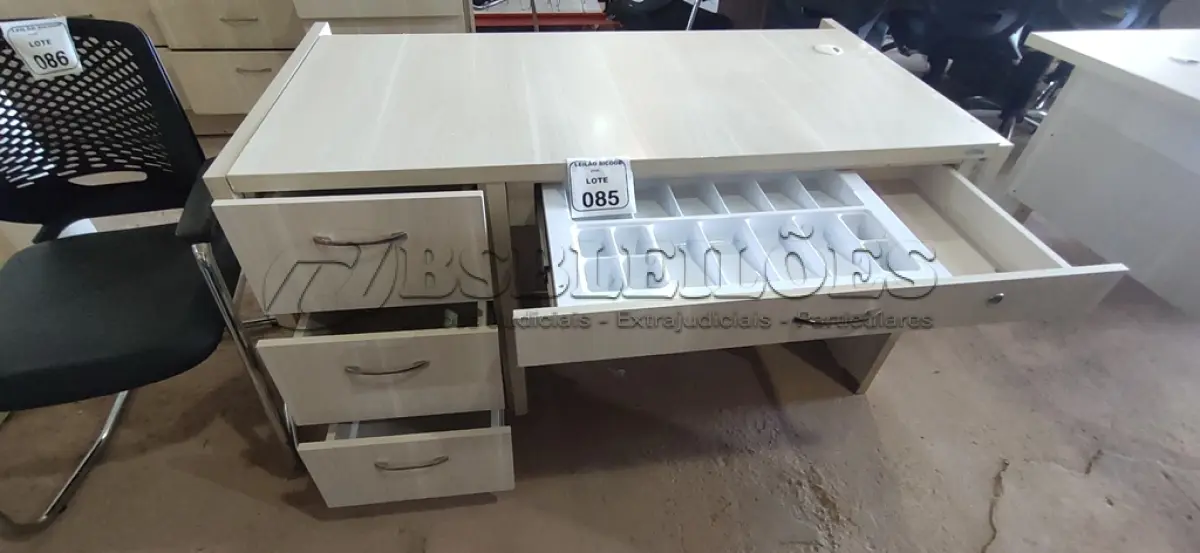 LOTE 085 - 01 MESA EM MADEIRA PARA ESCRITÓRIO/ CAIXA COM 04 GAVETAS. (NO ESTADO) ATENÇÃO! FAZER A VISITAÇÃO ANTES DE ARREMATAR, NÃO SABEMOS SE FUNCIONA, LEILÃO NÃO TEM GARANTIA E NEM DEVOLUÇÃO, SUJEITO A POSSÍVEIS AVARIAS VISÍVEIS/OCULTAS E/OU AUSÊNCIA DE COMPONENTES.