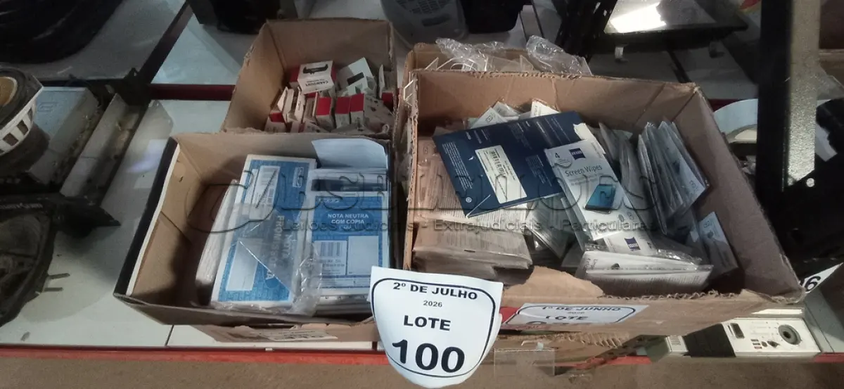 LOTE 100 - 01 CAIXA COM GRANDE QUANTIDADE DE LENÇOS PARA LIMPEZA DE TELAS, TALÕES DE NOTAS PROMISSÓRIAS E GRANDE QUANTIDADE DE SUPORTES DE ACRÍLICO DE MODELOS DIVERSOS. (NO ESTADO) ATENÇÃO! FAZER A VISITAÇÃO ANTES DE ARREMATAR, NÃO SABEMOS SE FUNCIONA, LEILÃO NÃO TEM GARANTIA E NEM DEVOLUÇÃO, SUJEITO A POSSÍVEIS AVARIAS VISÍVEIS/OCULTAS E/OU AUSÊNCIA DE COMPONENTES.