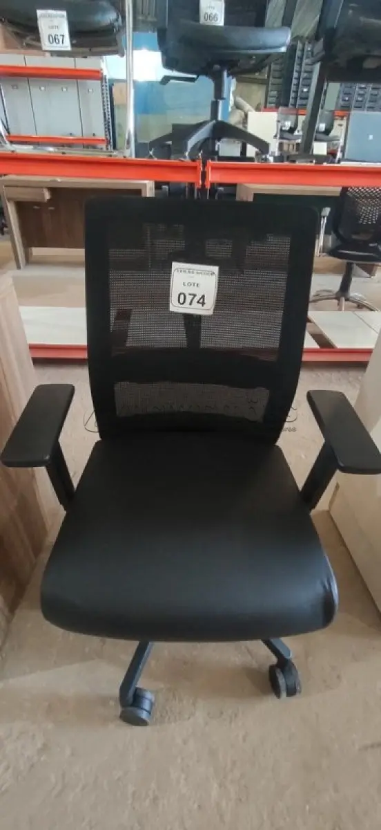 LOTE 074 - 01 CADEIRA PARA ESCRITÓRIO GIRATÓRIA ERGONÔMICA MARELLI COM ENCOSTO EM TELA MESH PRETA. (NO ESTADO) ATENÇÃO! FAZER A VISITAÇÃO ANTES DE ARREMATAR, NÃO SABEMOS SE FUNCIONA, LEILÃO NÃO TEM GARANTIA E NEM DEVOLUÇÃO, SUJEITO A POSSÍVEIS AVARIAS VISÍVEIS/OCULTAS E/OU AUSÊNCIA DE COMPONENTES.