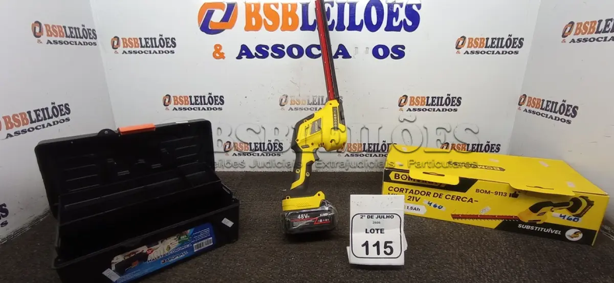 LOTE 115 - 01 CORTADOR DE CERCA VIVA 21V E 01 MALETA DE FERRAMENTAS. (NO ESTADO) ATENÇÃO! FAZER A VISITAÇÃO ANTES DE ARREMATAR, NÃO SABEMOS SE FUNCIONA, LEILÃO NÃO TEM GARANTIA E NEM DEVOLUÇÃO, SUJEITO A POSSÍVEIS AVARIAS VISÍVEIS/OCULTAS E/OU AUSÊNCIA DE COMPONENTES.