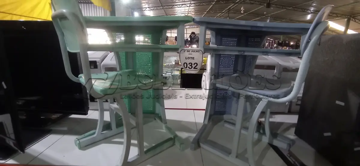 LOTE 032 - 02 CADEIRAS COM MESA ESCOLAR INFANTIL. (NO ESTADO) ATENÇÃO! FAZER A VISITAÇÃO ANTES DE ARREMATAR, NÃO SABEMOS SE FUNCIONA, LEILÃO NÃO TEM GARANTIA E NEM DEVOLUÇÃO, SUJEITO A POSSÍVEIS AVARIAS VISÍVEIS/OCULTAS E/OU AUSÊNCIA DE COMPONENTES.