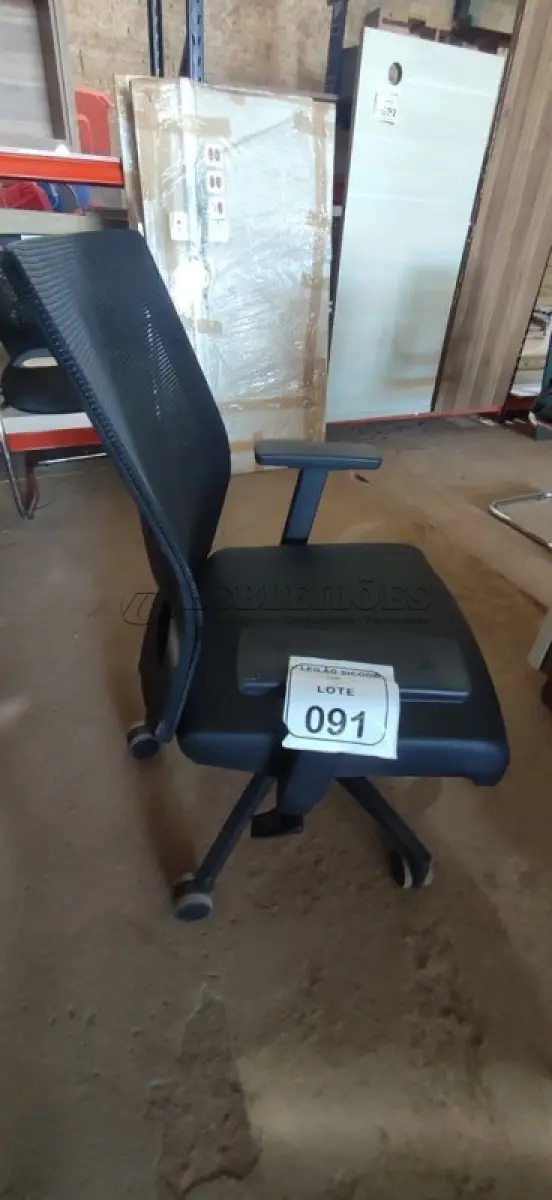 LOTE 091 - 01 CADEIRA PARA ESCRITÓRIO GIRATÓRIA ERGONÔMICA MARELLI COM ENCOSTO EM TELA MESH PRETA. (NO ESTADO) ATENÇÃO! FAZER A VISITAÇÃO ANTES DE ARREMATAR, NÃO SABEMOS SE FUNCIONA, LEILÃO NÃO TEM GARANTIA E NEM DEVOLUÇÃO, SUJEITO A POSSÍVEIS AVARIAS VISÍVEIS/OCULTAS E/OU AUSÊNCIA DE COMPONENTES.