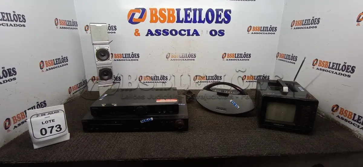 LOTE 073 - 01 HOME THEATER MARCA PHILCO, 01 APARELHO DE DVD, 01 RADIO/TV PORTÁTIL MARCA DIAMOND E 05 CAIXAS DE SOM. (NO ESTADO) ATENÇÃO! FAZER A VISITAÇÃO ANTES DE ARREMATAR, NÃO SABEMOS SE FUNCIONA, LEILÃO NÃO TEM GARANTIA E NEM DEVOLUÇÃO, SUJEITO A POSSÍVEIS AVARIAS VISÍVEIS/OCULTAS E/OU AUSÊNCIA DE COMPONENTES.