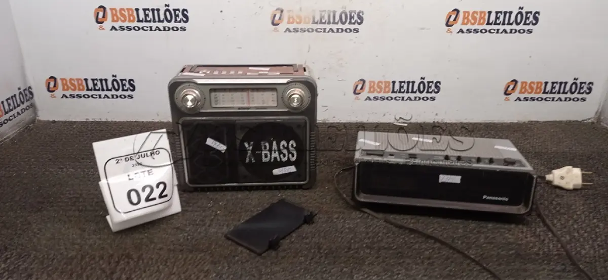 LOTE 022 - 01 RÁDIO PORTÁTIL MODELO ANTIGO E 01 RÁDIO/RELÓGIO MARCA PANASONIC. (NO ESTADO) ATENÇÃO! FAZER A VISITAÇÃO ANTES DE ARREMATAR, NÃO SABEMOS SE FUNCIONA, LEILÃO NÃO TEM GARANTIA E NEM DEVOLUÇÃO, SUJEITO A POSSÍVEIS AVARIAS VISÍVEIS/OCULTAS E/OU AUSÊNCIA DE COMPONENTES.