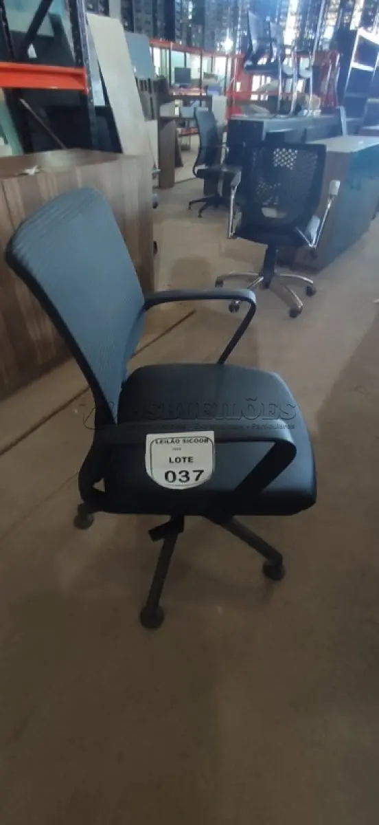 LOTE 037 - 01 CADEIRA PARA ESCRITÓRIO EXECUTIVA PRETA. (NO ESTADO) ATENÇÃO! FAZER A VISITAÇÃO ANTES DE ARREMATAR, NÃO SABEMOS SE FUNCIONA, LEILÃO NÃO TEM GARANTIA E NEM DEVOLUÇÃO, SUJEITO A POSSÍVEIS AVARIAS VISÍVEIS/OCULTAS E/OU AUSÊNCIA DE COMPONENTES.
