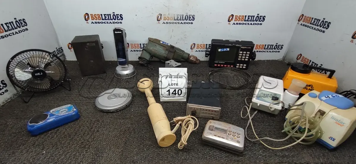 LOTE 140 - 01 RECEPTOR GPS MARÍTIMO MODELO NAV 5200DX MARCA MEGALLAN, 01 MÁQUINA DE FAZER BOLHA, 01 FURADEIRA E VÁRIOS ELETRÔNICOS DIVERSOS. (NO ESTADO) ATENÇÃO! FAZER A VISITAÇÃO ANTES DE ARREMATAR, NÃO SABEMOS SE FUNCIONA, LEILÃO NÃO TEM GARANTIA E NEM DEVOLUÇÃO, SUJEITO A POSSÍVEIS AVARIAS VISÍVEIS/OCULTAS E/OU AUSÊNCIA DE COMPONENTES.