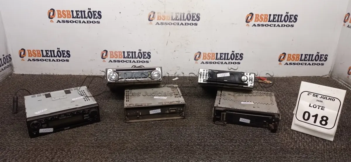 LOTE 018 - 05 APARELHOS DE SOM AUTOMOTIVO DEMARCAS E MODELOS DIVERSOS. (NO ESTADO) ATENÇÃO! FAZER A VISITAÇÃO ANTES DE ARREMATAR, NÃO SABEMOS SE FUNCIONA, LEILÃO NÃO TEM GARANTIA E NEM DEVOLUÇÃO, SUJEITO A POSSÍVEIS AVARIAS VISÍVEIS/OCULTAS E/OU AUSÊNCIA DE COMPONENTES.