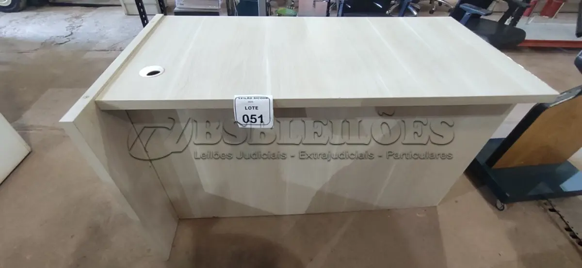 LOTE 051 - 01 MESA EM MADEIRA PARA ESCRITÓRIO/CAIXA COM 04 GAVETAS. (NO ESTADO) ATENÇÃO! FAZER A VISITAÇÃO ANTES DE ARREMATAR, NÃO SABEMOS SE FUNCIONA, LEILÃO NÃO TEM GARANTIA E NEM DEVOLUÇÃO, SUJEITO A POSSÍVEIS AVARIAS VISÍVEIS/OCULTAS E/OU AUSÊNCIA DE COMPONENTES.