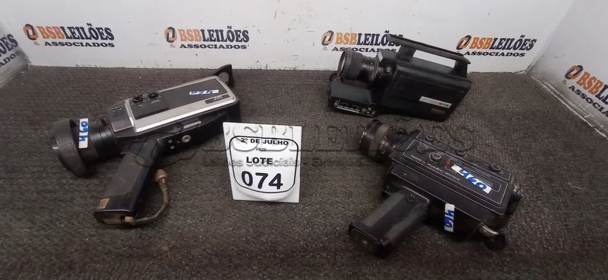LOTE 074 - 03 FILMADORAS ANTIGAS DE MARCAS E MODELOS DIVERSOS. (NO ESTADO) ATENÇÃO! FAZER A VISITAÇÃO ANTES DE ARREMATAR, NÃO SABEMOS SE FUNCIONA, LEILÃO NÃO TEM GARANTIA E NEM DEVOLUÇÃO, SUJEITO A POSSÍVEIS AVARIAS VISÍVEIS/OCULTAS E/OU AUSÊNCIA DE COMPONENTES.