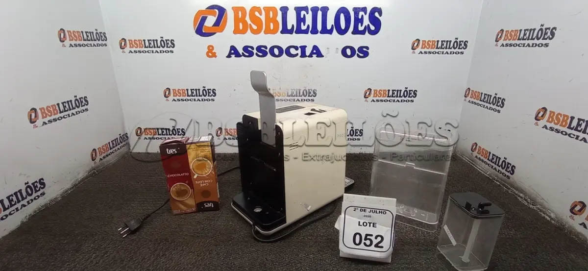 LOTE 052 - 01 MÁQUINA DE CAFÉ EXPRESSO 220V COM CAPSULAS. (NO ESTADO) ATENÇÃO! FAZER A VISITAÇÃO ANTES DE ARREMATAR, NÃO SABEMOS SE FUNCIONA, LEILÃO NÃO TEM GARANTIA E NEM DEVOLUÇÃO, SUJEITO A POSSÍVEIS AVARIAS VISÍVEIS/OCULTAS E/OU AUSÊNCIA DE COMPONENTES.