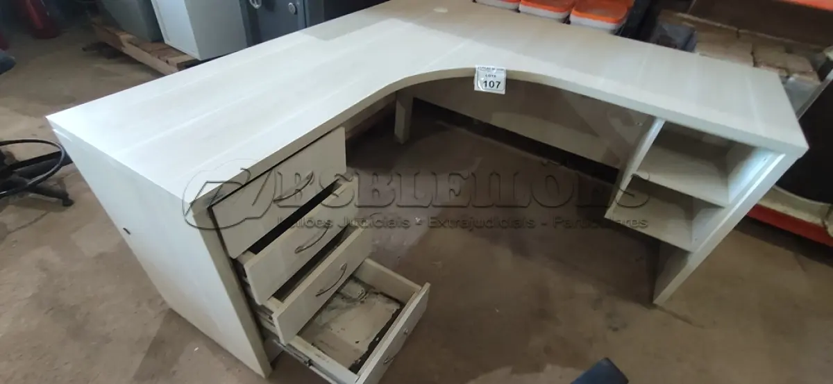 LOTE 107 - 01 MESA EM MADEIRA EM L COM 04 GAVETAS. (NO ESTADO) ATENÇÃO! FAZER A VISITAÇÃO ANTES DE ARREMATAR, NÃO SABEMOS SE FUNCIONA, LEILÃO NÃO TEM GARANTIA E NEM DEVOLUÇÃO, SUJEITO A POSSÍVEIS AVARIAS VISÍVEIS/OCULTAS E/OU AUSÊNCIA DE COMPONENTES.