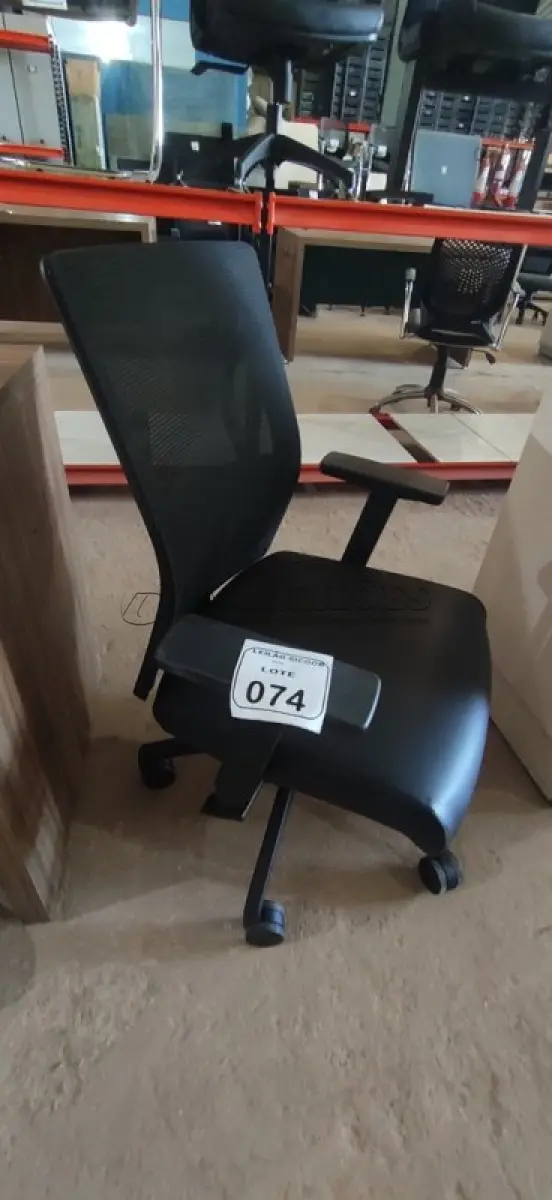 LOTE 074 - 01 CADEIRA PARA ESCRITÓRIO GIRATÓRIA ERGONÔMICA MARELLI COM ENCOSTO EM TELA MESH PRETA. (NO ESTADO) ATENÇÃO! FAZER A VISITAÇÃO ANTES DE ARREMATAR, NÃO SABEMOS SE FUNCIONA, LEILÃO NÃO TEM GARANTIA E NEM DEVOLUÇÃO, SUJEITO A POSSÍVEIS AVARIAS VISÍVEIS/OCULTAS E/OU AUSÊNCIA DE COMPONENTES.
