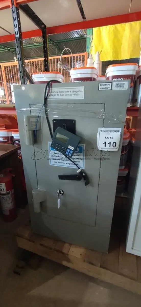 LOTE 110 - 01 COFRE DE AÇO COM FECHADURA DIGITAL. (NO ESTADO) ATENÇÃO! FAZER A VISITAÇÃO ANTES DE ARREMATAR, NÃO SABEMOS SE FUNCIONA, LEILÃO NÃO TEM GARANTIA E NEM DEVOLUÇÃO, SUJEITO A POSSÍVEIS AVARIAS VISÍVEIS/OCULTAS E/OU AUSÊNCIA DE COMPONENTES.