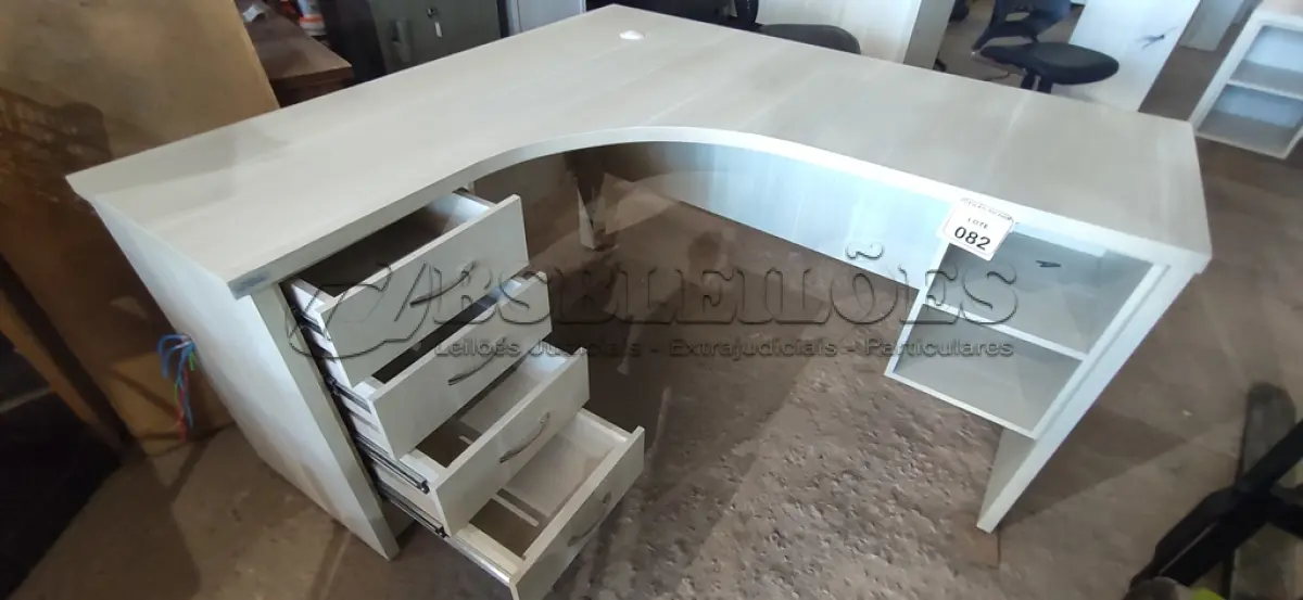 LOTE 082 - 01 MESA EM MADEIRA EM L COM 04 GAVETAS. (NO ESTADO) ATENÇÃO! FAZER A VISITAÇÃO ANTES DE ARREMATAR, NÃO SABEMOS SE FUNCIONA, LEILÃO NÃO TEM GARANTIA E NEM DEVOLUÇÃO, SUJEITO A POSSÍVEIS AVARIAS VISÍVEIS/OCULTAS E/OU AUSÊNCIA DE COMPONENTES.