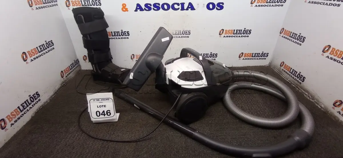 LOTE 046 - 01 ASPIRADOR DE PÓ 220V MARCA ELECTROLUX E 01 BOTA ORTOPÉDICA MARCA MERCUR. (NO ESTADO) ATENÇÃO! FAZER A VISITAÇÃO ANTES DE ARREMATAR, NÃO SABEMOS SE FUNCIONA, LEILÃO NÃO TEM GARANTIA E NEM DEVOLUÇÃO, SUJEITO A POSSÍVEIS AVARIAS VISÍVEIS/OCULTAS E/OU AUSÊNCIA DE COMPONENTES.