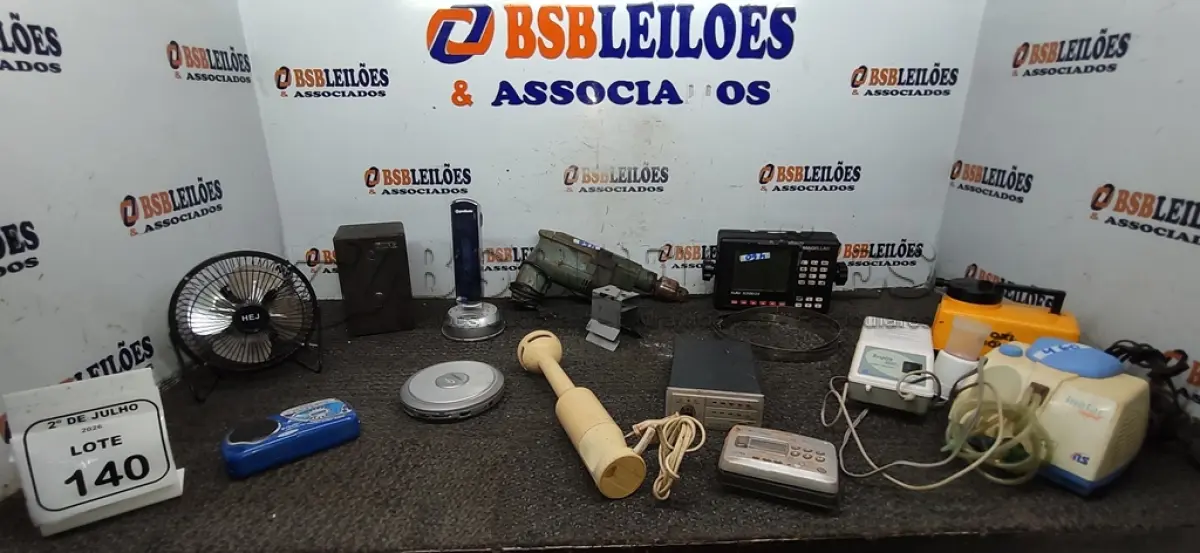 LOTE 140 - 01 RECEPTOR GPS MARÍTIMO MODELO NAV 5200DX MARCA MEGALLAN, 01 MÁQUINA DE FAZER BOLHA, 01 FURADEIRA E VÁRIOS ELETRÔNICOS DIVERSOS. (NO ESTADO) ATENÇÃO! FAZER A VISITAÇÃO ANTES DE ARREMATAR, NÃO SABEMOS SE FUNCIONA, LEILÃO NÃO TEM GARANTIA E NEM DEVOLUÇÃO, SUJEITO A POSSÍVEIS AVARIAS VISÍVEIS/OCULTAS E/OU AUSÊNCIA DE COMPONENTES.