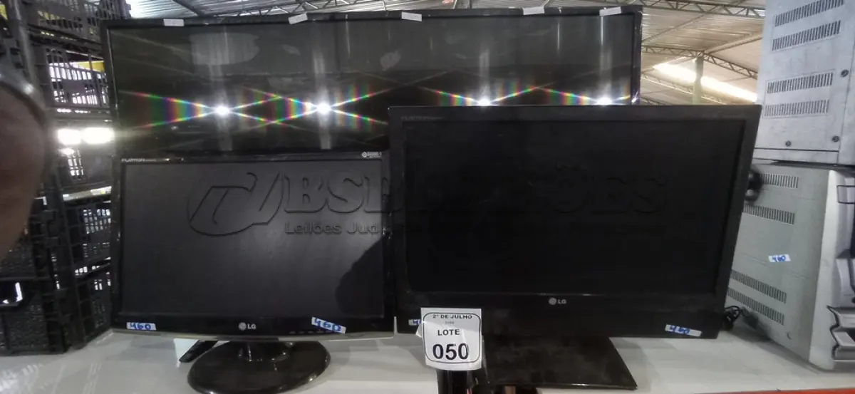 LOTE 050 - 01 TV 42’’ MARCA LG PARA RETIRADA DE PEÇAS E 02 MONITORES MARCA LG. (NO ESTADO) ATENÇÃO! FAZER A VISITAÇÃO ANTES DE ARREMATAR, NÃO SABEMOS SE FUNCIONA, LEILÃO NÃO TEM GARANTIA E NEM DEVOLUÇÃO, SUJEITO A POSSÍVEIS AVARIAS VISÍVEIS/OCULTAS E/OU AUSÊNCIA DE COMPONENTES.