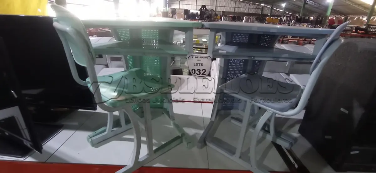 LOTE 032 - 02 CADEIRAS COM MESA ESCOLAR INFANTIL. (NO ESTADO) ATENÇÃO! FAZER A VISITAÇÃO ANTES DE ARREMATAR, NÃO SABEMOS SE FUNCIONA, LEILÃO NÃO TEM GARANTIA E NEM DEVOLUÇÃO, SUJEITO A POSSÍVEIS AVARIAS VISÍVEIS/OCULTAS E/OU AUSÊNCIA DE COMPONENTES.