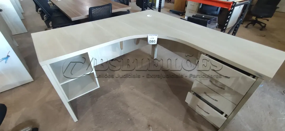 LOTE 080 - 01 MESA EM MADEIRA EM L COM 04 GAVETAS. (NO ESTADO) ATENÇÃO! FAZER A VISITAÇÃO ANTES DE ARREMATAR, NÃO SABEMOS SE FUNCIONA, LEILÃO NÃO TEM GARANTIA E NEM DEVOLUÇÃO, SUJEITO A POSSÍVEIS AVARIAS VISÍVEIS/OCULTAS E/OU AUSÊNCIA DE COMPONENTES.