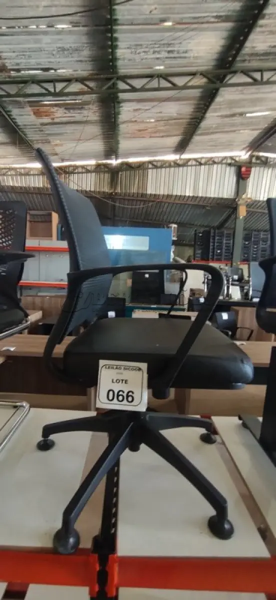 LOTE 066 - 01 CADEIRA PARA ESCRITÓRIO EXECUTIVA PRETA. (NO ESTADO) ATENÇÃO! FAZER A VISITAÇÃO ANTES DE ARREMATAR, NÃO SABEMOS SE FUNCIONA, LEILÃO NÃO TEM GARANTIA E NEM DEVOLUÇÃO, SUJEITO A POSSÍVEIS AVARIAS VISÍVEIS/OCULTAS E/OU AUSÊNCIA DE COMPONENTES.