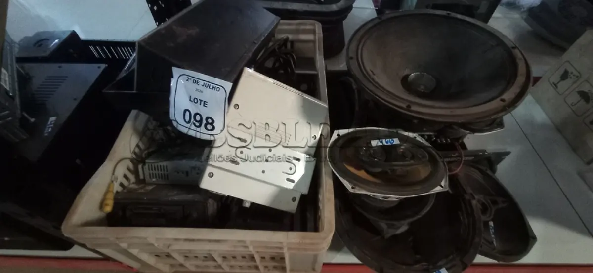 LOTE 098 - 01 LOTE COM VÁRIOS ALTOS FALANTES, APARELHO DE SOM AUTOMOTIVO, RÁDIOS COMUNICADORES E ELETRÔNICO PARA RETIRADA DE PEÇAS. (NO ESTADO) ATENÇÃO! FAZER A VISITAÇÃO ANTES DE ARREMATAR, NÃO SABEMOS SE FUNCIONA, LEILÃO NÃO TEM GARANTIA E NEM DEVOLUÇÃO, SUJEITO A POSSÍVEIS AVARIAS VISÍVEIS/OCULTAS E/OU AUSÊNCIA DE COMPONENTES.