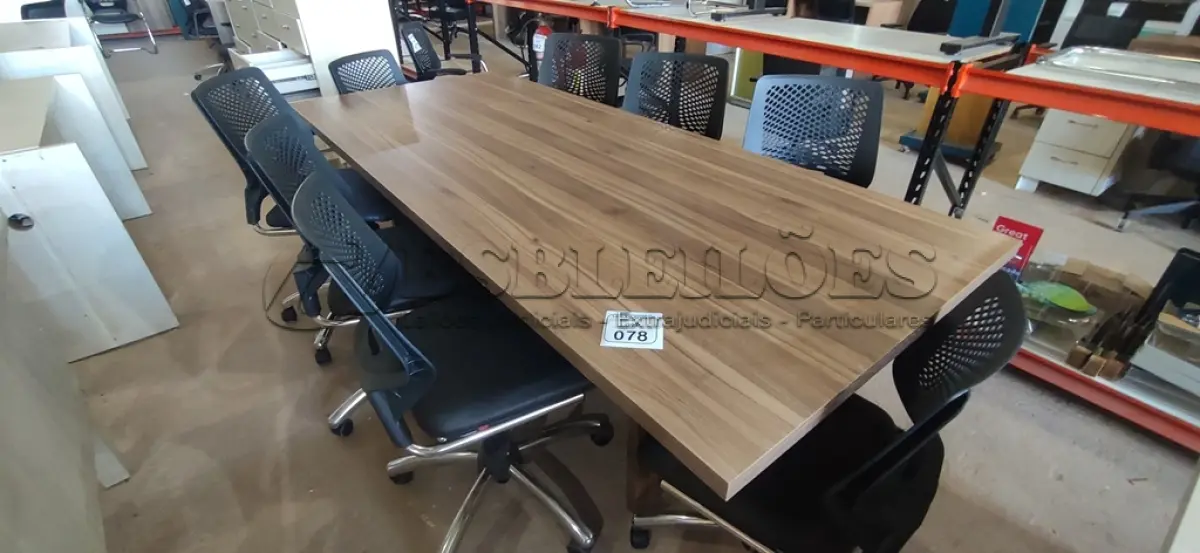 LOTE 078 - 01 MESA EM MADEIRA PARA REUNIÃO COM 08 CADEIRAS PLAX METAL EXECUTIVA GIRATÓRIA COM BASE CROMADA (NO ESTADO) ATENÇÃO! FAZER A VISITAÇÃO ANTES DE ARREMATAR, NÃO SABEMOS SE FUNCIONA, LEILÃO NÃO TEM GARANTIA E NEM DEVOLUÇÃO, SUJEITO A POSSÍVEIS AVARIAS VISÍVEIS/OCULTAS E/OU AUSÊNCIA DE COMPONENTES.