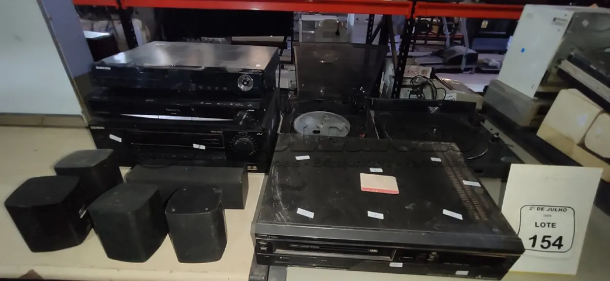 LOTE 154 - 01 APARELHO DE VIDEOCASSETE, 01 APARELHO DE HOME THEATER, 01 RECEIVER, 02 TOCA FITAS E 03 CAIXAS DE SOM. (NO ESTADO) ATENÇÃO! FAZER A VISITAÇÃO ANTES DE ARREMATAR, NÃO SABEMOS SE FUNCIONA, LEILÃO NÃO TEM GARANTIA E NEM DEVOLUÇÃO, SUJEITO A POSSÍVEIS AVARIAS VISÍVEIS/OCULTAS E/OU AUSÊNCIA DE COMPONENTES.