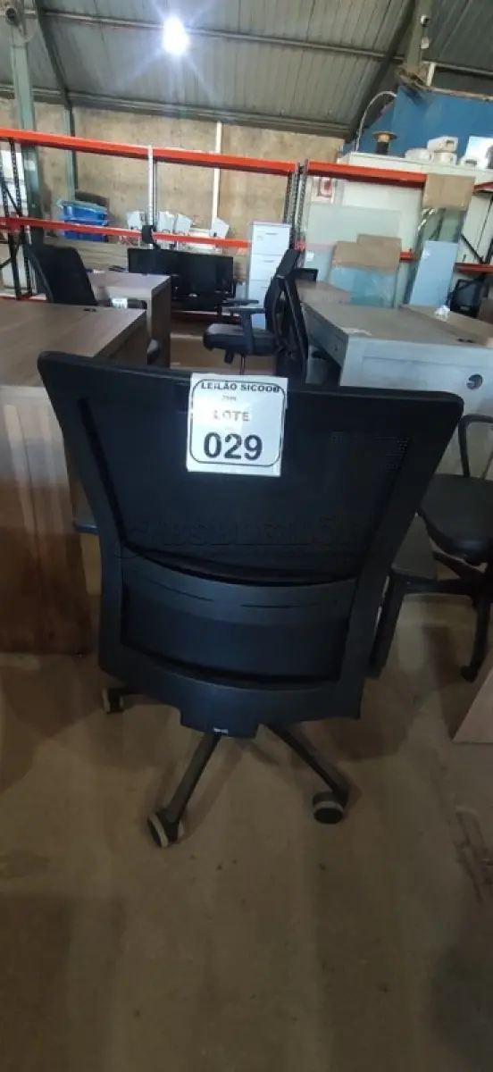 LOTE 029 - 01 CADEIRA PARA ESCRITÓRIO GIRATÓRIA ERGONÔMICA MARELLI COM ENCOSTO EM TELA MESH PRETA. (NO ESTADO) ATENÇÃO! FAZER A VISITAÇÃO ANTES DE ARREMATAR, NÃO SABEMOS SE FUNCIONA, LEILÃO NÃO TEM GARANTIA E NEM DEVOLUÇÃO, SUJEITO A POSSÍVEIS AVARIAS VISÍVEIS/OCULTAS E/OU AUSÊNCIA DE COMPONENTES.