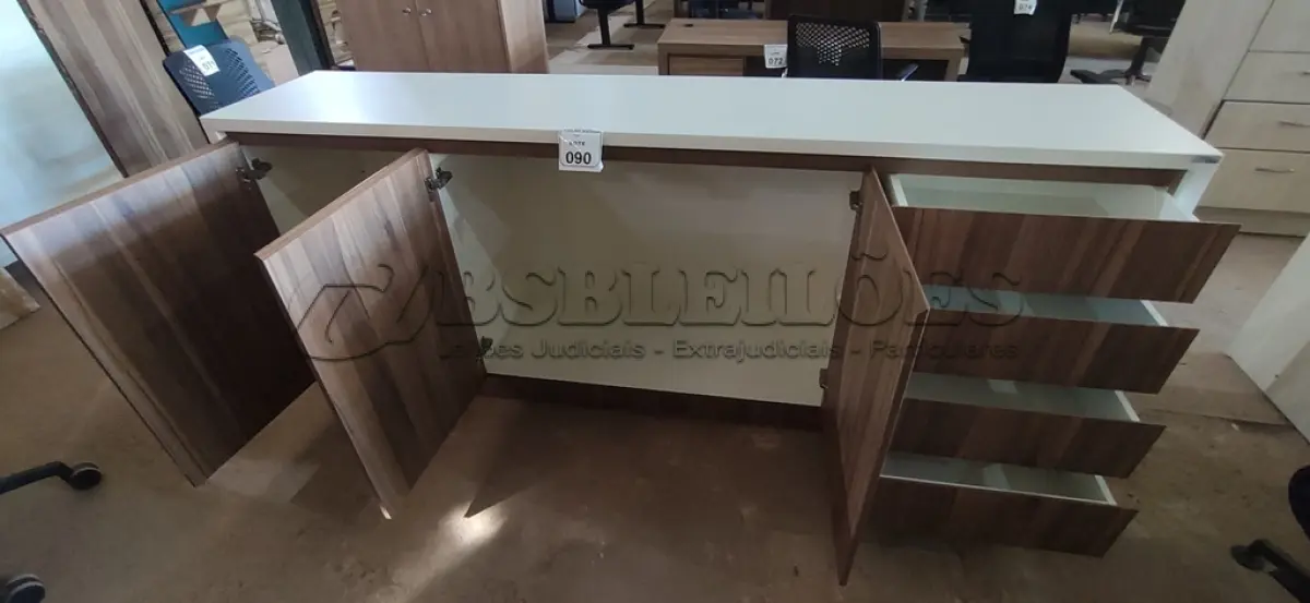 LOTE 090 - 01 ARMÁRIO EM MADEIRA COM 03 PORTAS E 04 GAVETAS NA COR MARROM E BRANCO. (NO ESTADO) ATENÇÃO! FAZER A VISITAÇÃO ANTES DE ARREMATAR, NÃO SABEMOS SE FUNCIONA, LEILÃO NÃO TEM GARANTIA E NEM DEVOLUÇÃO, SUJEITO A POSSÍVEIS AVARIAS VISÍVEIS/OCULTAS E/OU AUSÊNCIA DE COMPONENTES.