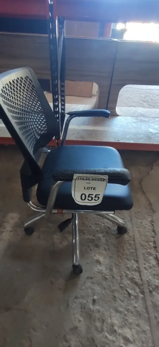 LOTE 055 - 01 CADEIRA PLAX METAL EXECUTIVA GIRATÓRIA COM BASE CROMADA. (NO ESTADO) ATENÇÃO! FAZER A VISITAÇÃO ANTES DE ARREMATAR, NÃO SABEMOS SE FUNCIONA, LEILÃO NÃO TEM GARANTIA E NEM DEVOLUÇÃO, SUJEITO A POSSÍVEIS AVARIAS VISÍVEIS/OCULTAS E/OU AUSÊNCIA DE COMPONENTES.