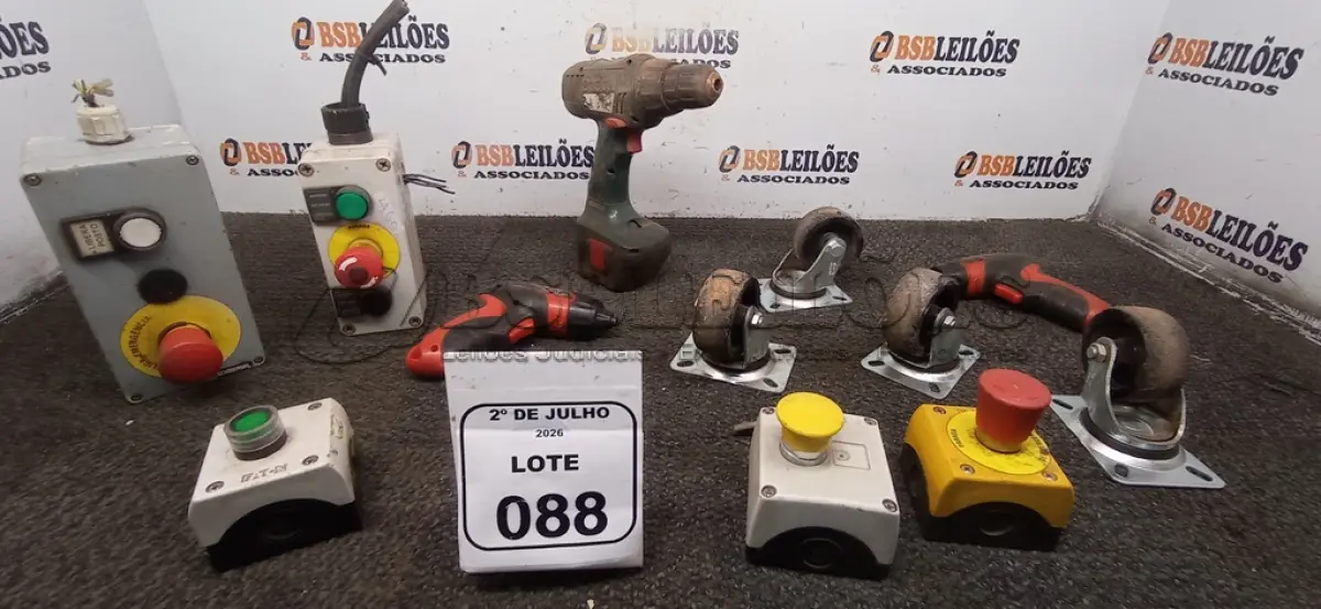 LOTE 088 - 05 BOTOEIRAS INDUSTRIAL, 01 FURADEIRA, 02 PARAFUSADEIRAS E 04 RODAS MACIÇAS PEQUENAS. (NO ESTADO) ATENÇÃO! FAZER A VISITAÇÃO ANTES DE ARREMATAR, NÃO SABEMOS SE FUNCIONA, LEILÃO NÃO TEM GARANTIA E NEM DEVOLUÇÃO, SUJEITO A POSSÍVEIS AVARIAS VISÍVEIS/OCULTAS E/OU AUSÊNCIA DE COMPONENTES.