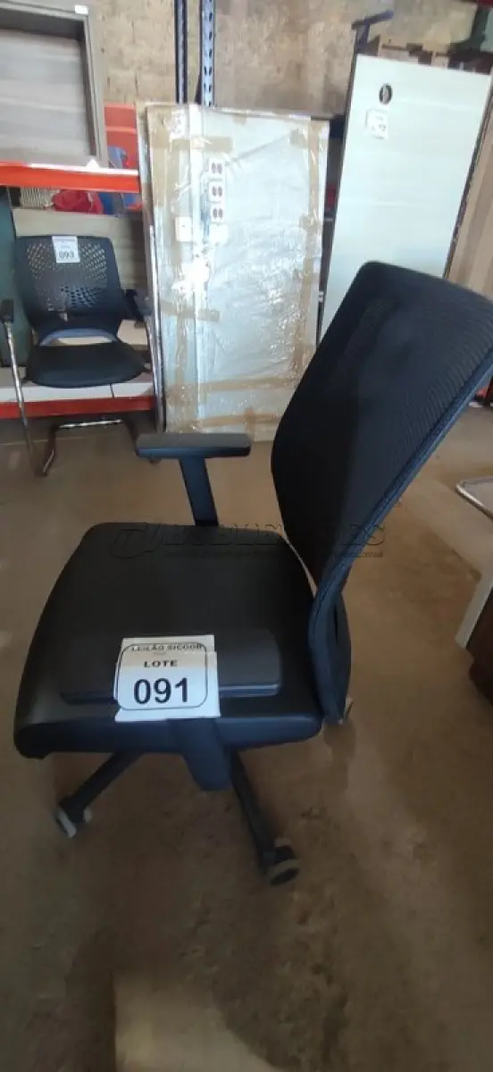 LOTE 091 - 01 CADEIRA PARA ESCRITÓRIO GIRATÓRIA ERGONÔMICA MARELLI COM ENCOSTO EM TELA MESH PRETA. (NO ESTADO) ATENÇÃO! FAZER A VISITAÇÃO ANTES DE ARREMATAR, NÃO SABEMOS SE FUNCIONA, LEILÃO NÃO TEM GARANTIA E NEM DEVOLUÇÃO, SUJEITO A POSSÍVEIS AVARIAS VISÍVEIS/OCULTAS E/OU AUSÊNCIA DE COMPONENTES.