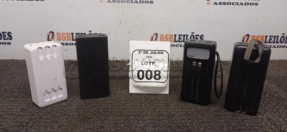 LOTE 008 - 04 POWER BANK DE MARCAS DIVERSAS. (NO ESTADO) ATENÇÃO! FAZER A VISITAÇÃO ANTES DE ARREMATAR, NÃO SABEMOS SE FUNCIONA, LEILÃO NÃO TEM GARANTIA E NEM DEVOLUÇÃO, SUJEITO A POSSÍVEIS AVARIAS VISÍVEIS/OCULTAS E/OU AUSÊNCIA DE COMPONENTES.