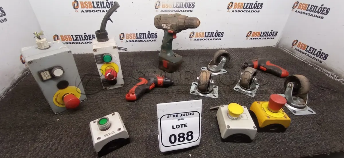 LOTE 088 - 05 BOTOEIRAS INDUSTRIAL, 01 FURADEIRA, 02 PARAFUSADEIRAS E 04 RODAS MACIÇAS PEQUENAS. (NO ESTADO) ATENÇÃO! FAZER A VISITAÇÃO ANTES DE ARREMATAR, NÃO SABEMOS SE FUNCIONA, LEILÃO NÃO TEM GARANTIA E NEM DEVOLUÇÃO, SUJEITO A POSSÍVEIS AVARIAS VISÍVEIS/OCULTAS E/OU AUSÊNCIA DE COMPONENTES.